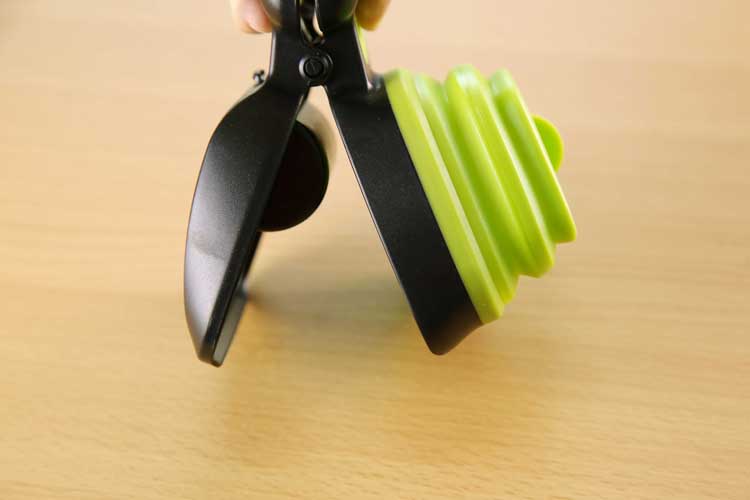 Folding mechanism of the portable dog poop scooper